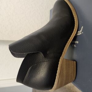 Universal Thread Black Ankle Boots